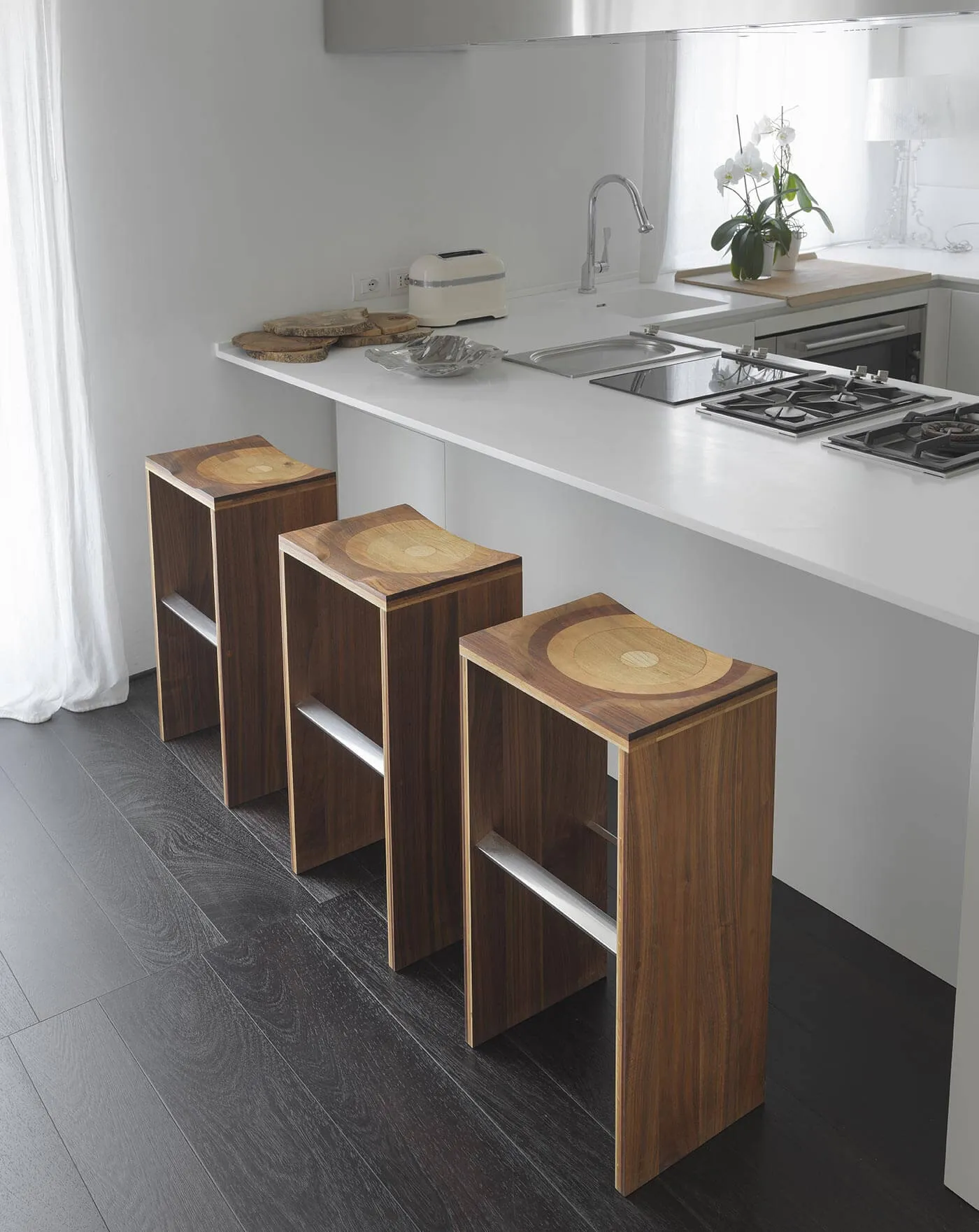 Solid wood stool – RIPPLES by Casamania & Horm